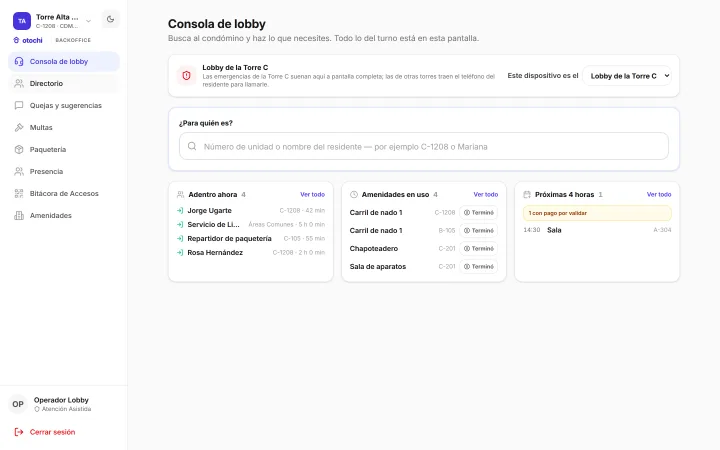 Consola de lobby con la cuenta «Operador Lobby · Atención asistida»: un menú corto, con consola de lobby, directorio, quejas y sugerencias, multas, paquetería, presencia, bitácora de accesos y amenidades, sin cobranza ni finanzas.